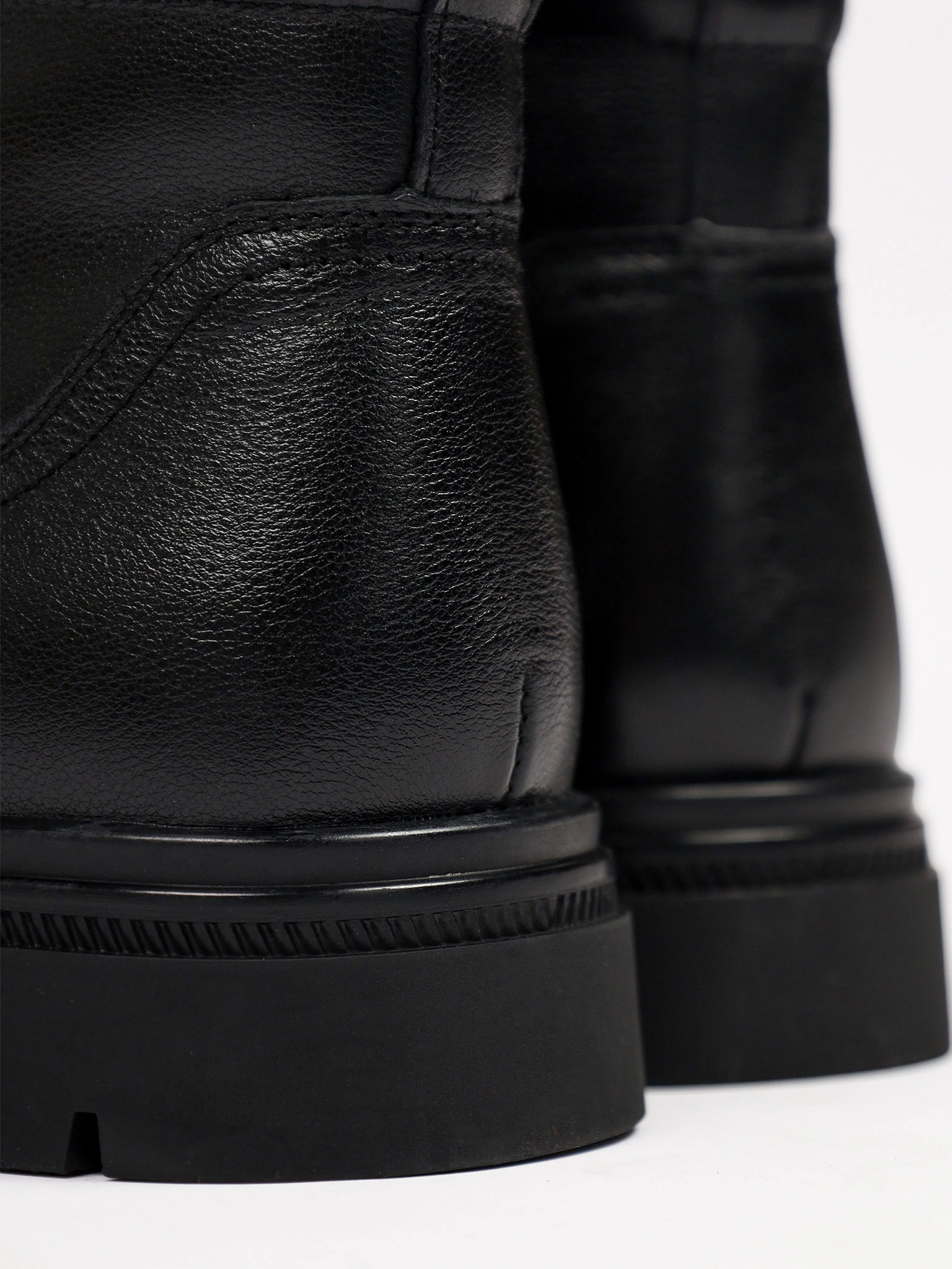 Ботинки черного цвета с двумя боковыми молниями на рельефной подошве